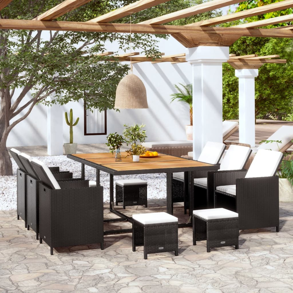 Ein Esszimmer-Set im Freien mit Holztisch, Stühlen und Hockern. Die Szene ist im Freien mit Pflanzen und einer Pergola.