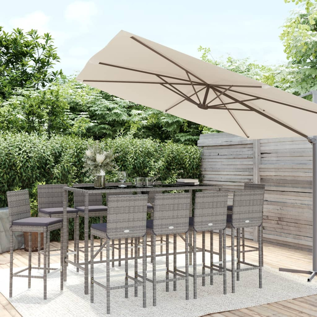 Outdoor-Bar-Set mit Schirm. Graue Stühle, schwarzer Tisch und beiger Schirm. Grüner Hintergrund.