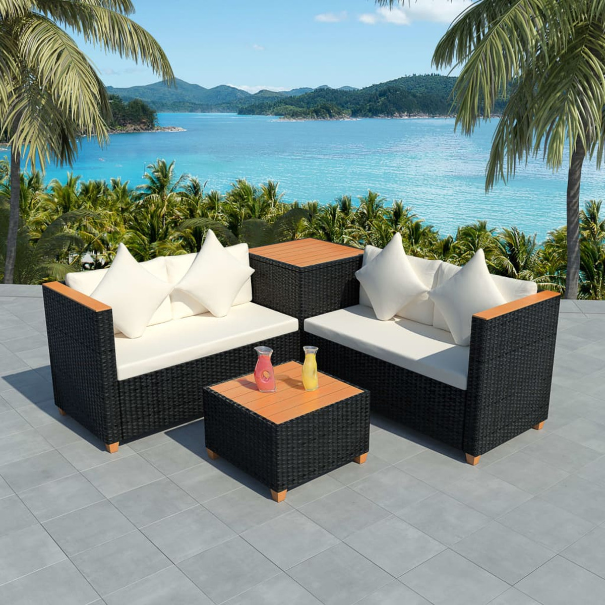Rattan-Sitzgruppe im Freien mit weißen Kissen. Tisch mit Getränken und malerischer Aussicht.