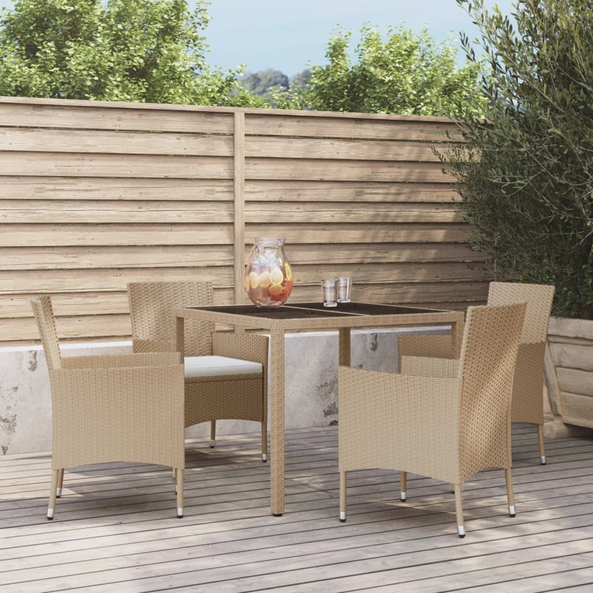 Essgruppe im Freien: quadratischer Tisch und vier Stühle, beige, auf Holzterrasse.