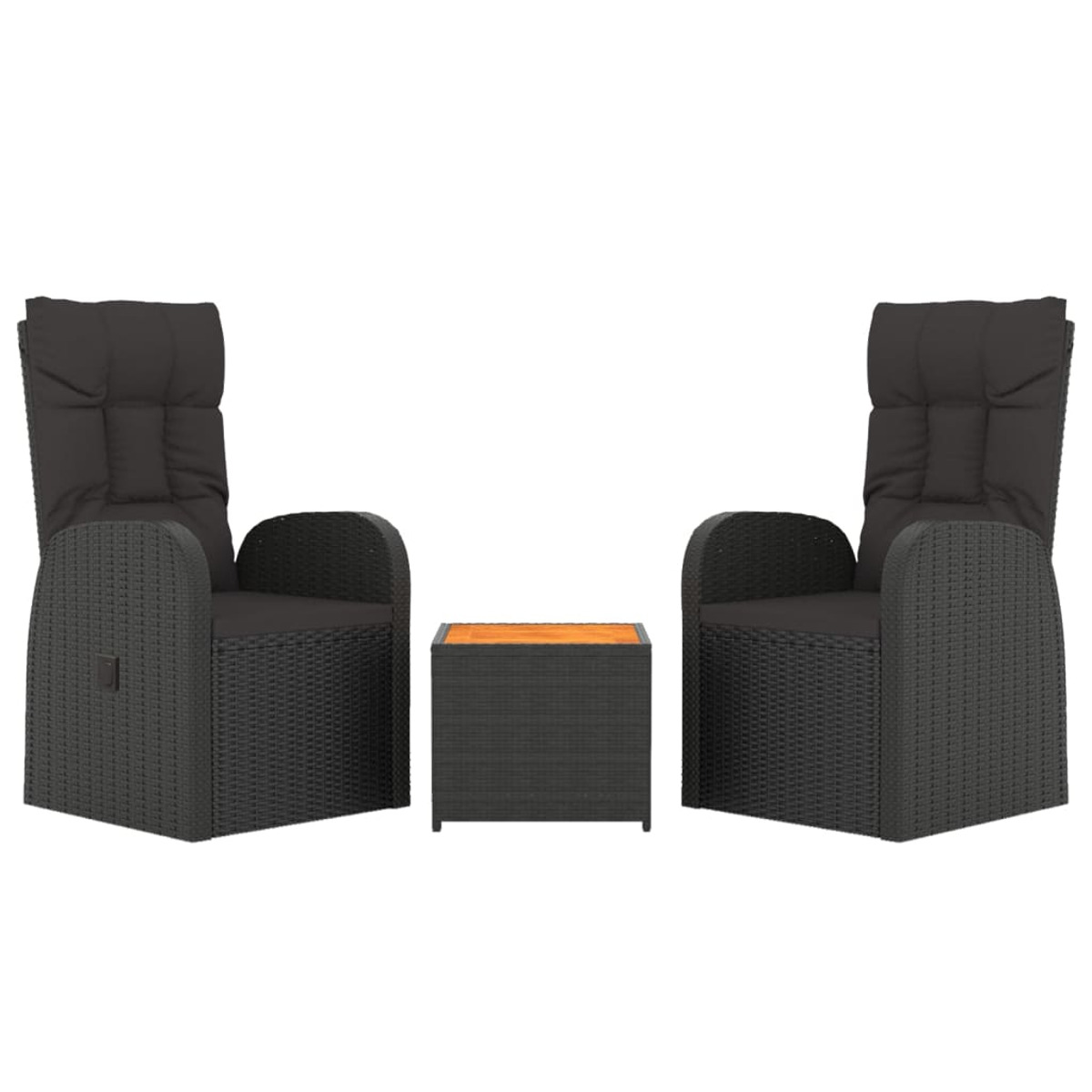 Zwei schwarze Rattan-Liegestühle und ein kleiner Tisch auf weißem Hintergrund.