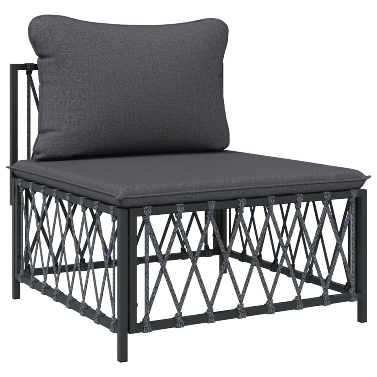 Ein grauer Outdoor-Stuhl mit Kissen. Der Stuhl hat ein Metallgestell mit Seildetails. Weißer Hintergrund.