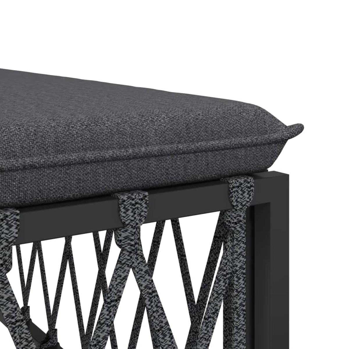 Nahaufnahme eines grauen Kissens auf einem schwarzen Metallrahmen mit gewebten grauen Seildetails. Weißer Hintergrund.