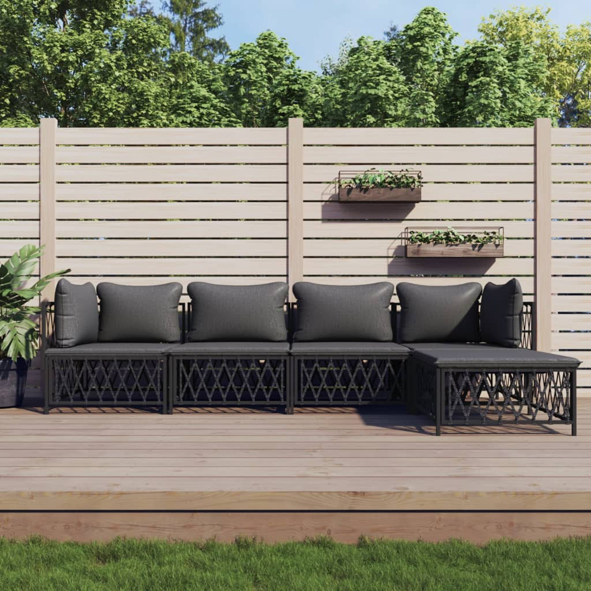 Outdoor-Ecksofa mit Kissen und passendem Beistelltisch auf einem Holzdeck.