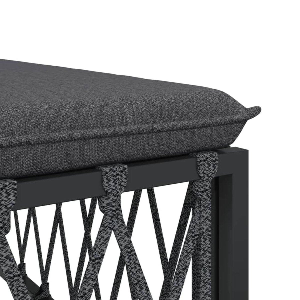 Nahaufnahme eines grauen gewebten Kissens auf einem schwarzen Metallrahmen mit geflochtenem Seildesign.