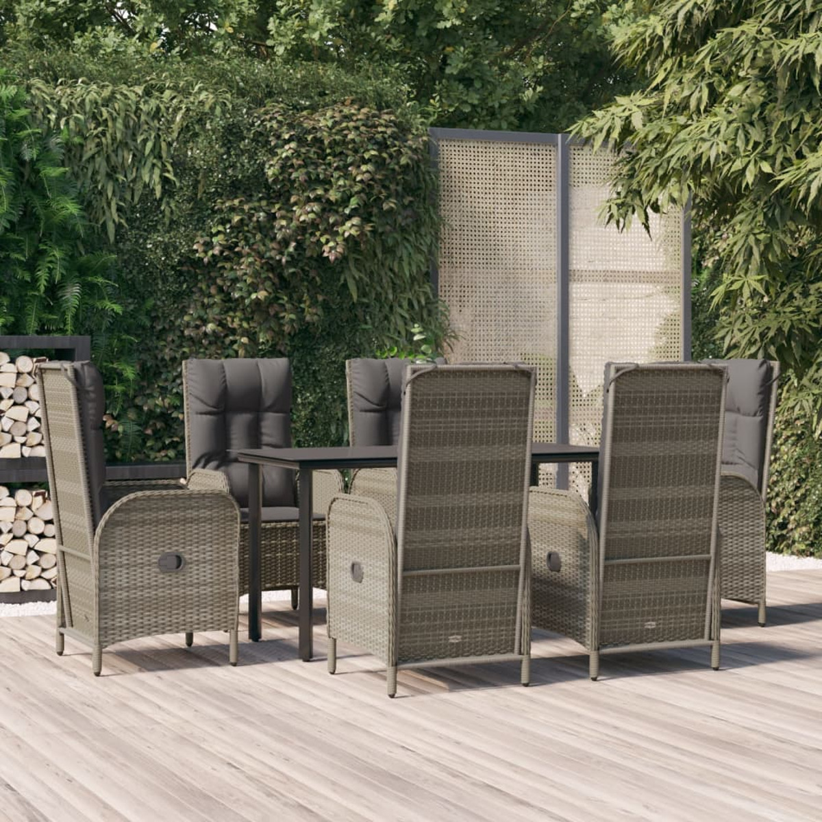 Outdoor-Sitzarrangement mit Stühlen, Tisch und Pflanzen.
