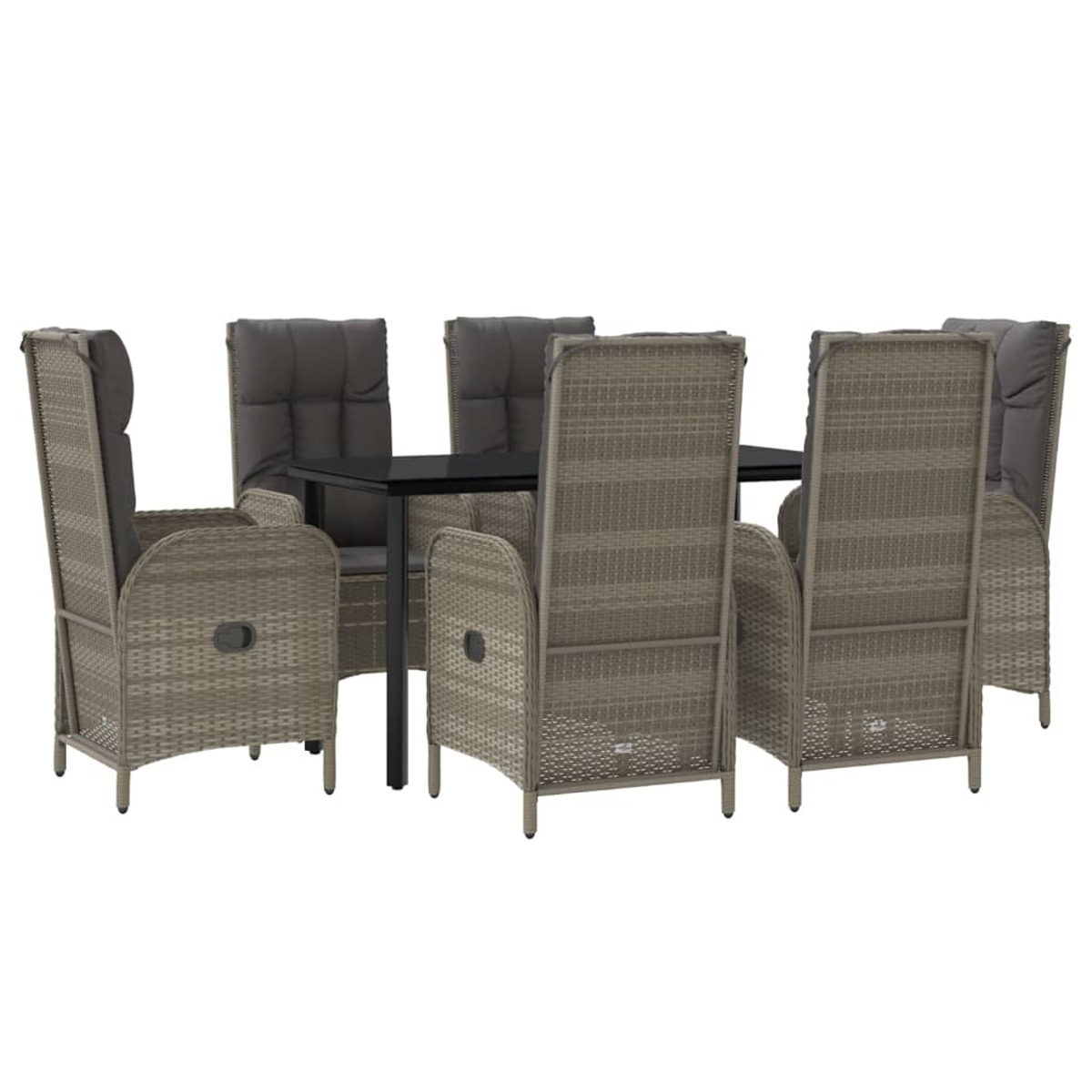 Ein Satz grauer Rattan-Stühle und ein Tisch mit Kissen auf weißem Hintergrund.