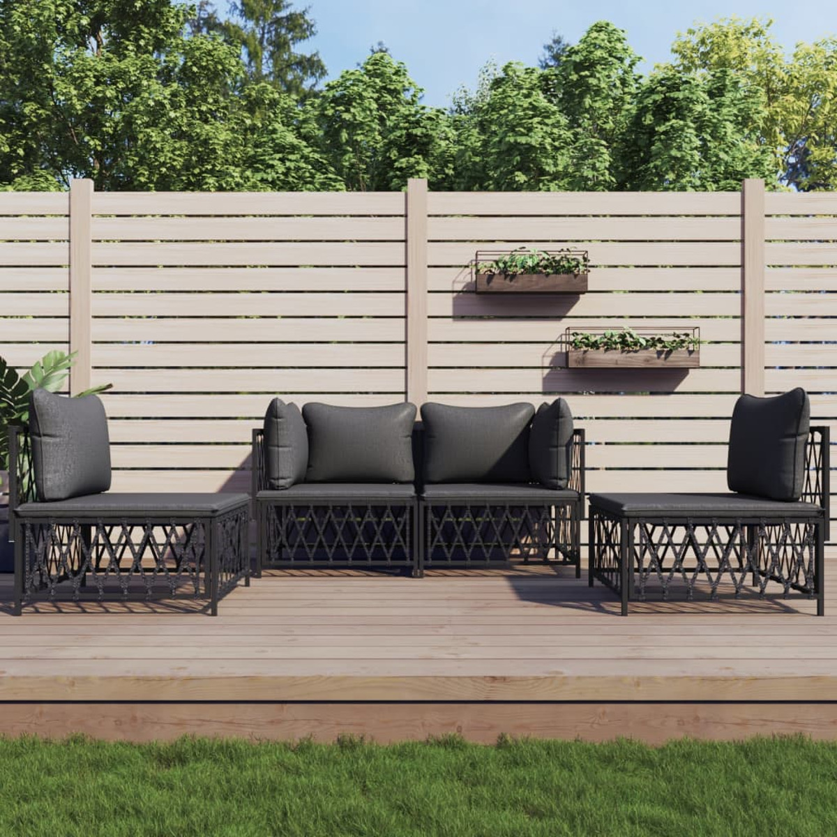 Gartenmöbel-Set auf Holzterrasse: zwei Sofas, zwei Stühle und ein kleiner Tisch. Grünes Gras und Zaun.
