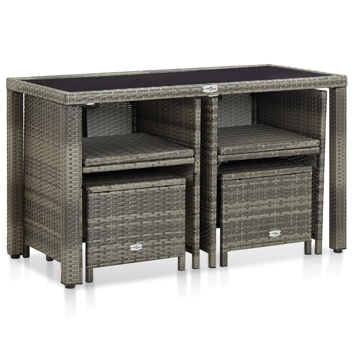Graues Rattan-Barset mit Tisch und Hockern auf weißem Hintergrund.