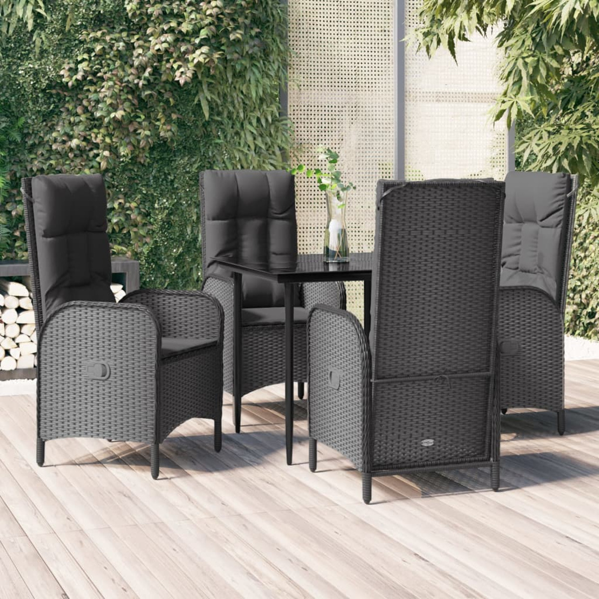 Outdoor Rattan Essgruppe mit vier Stühlen und einem Tisch, auf einem Holzdeck.