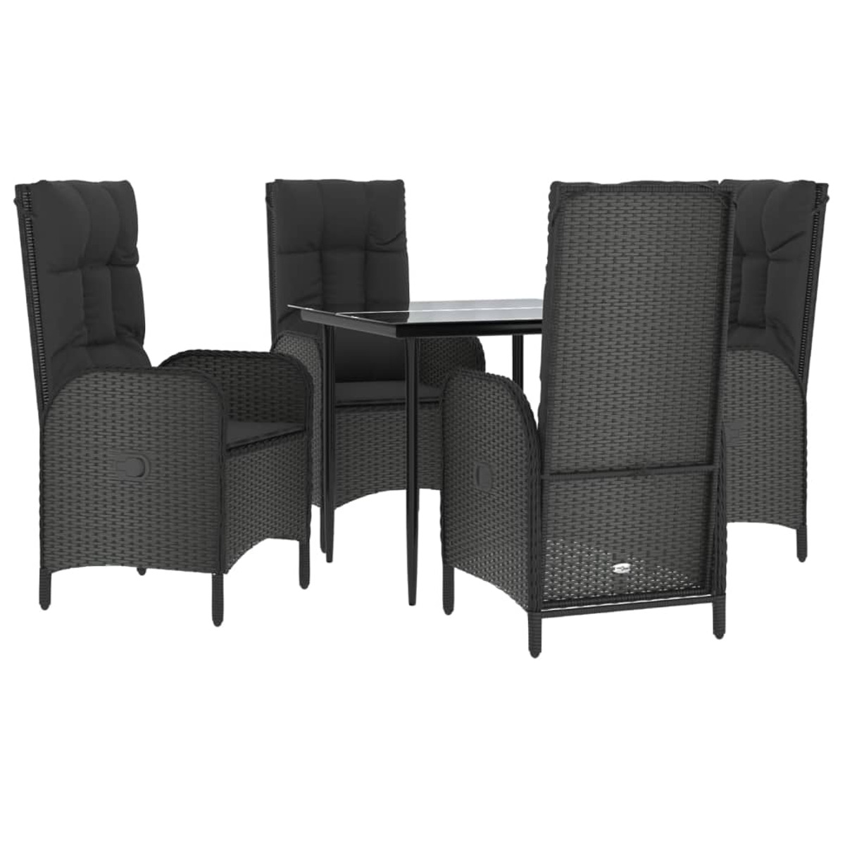 Ein Satz dunkelgrauer Rattan-Stühle und ein Tisch mit schwarzen Kissen. Weißer Hintergrund.