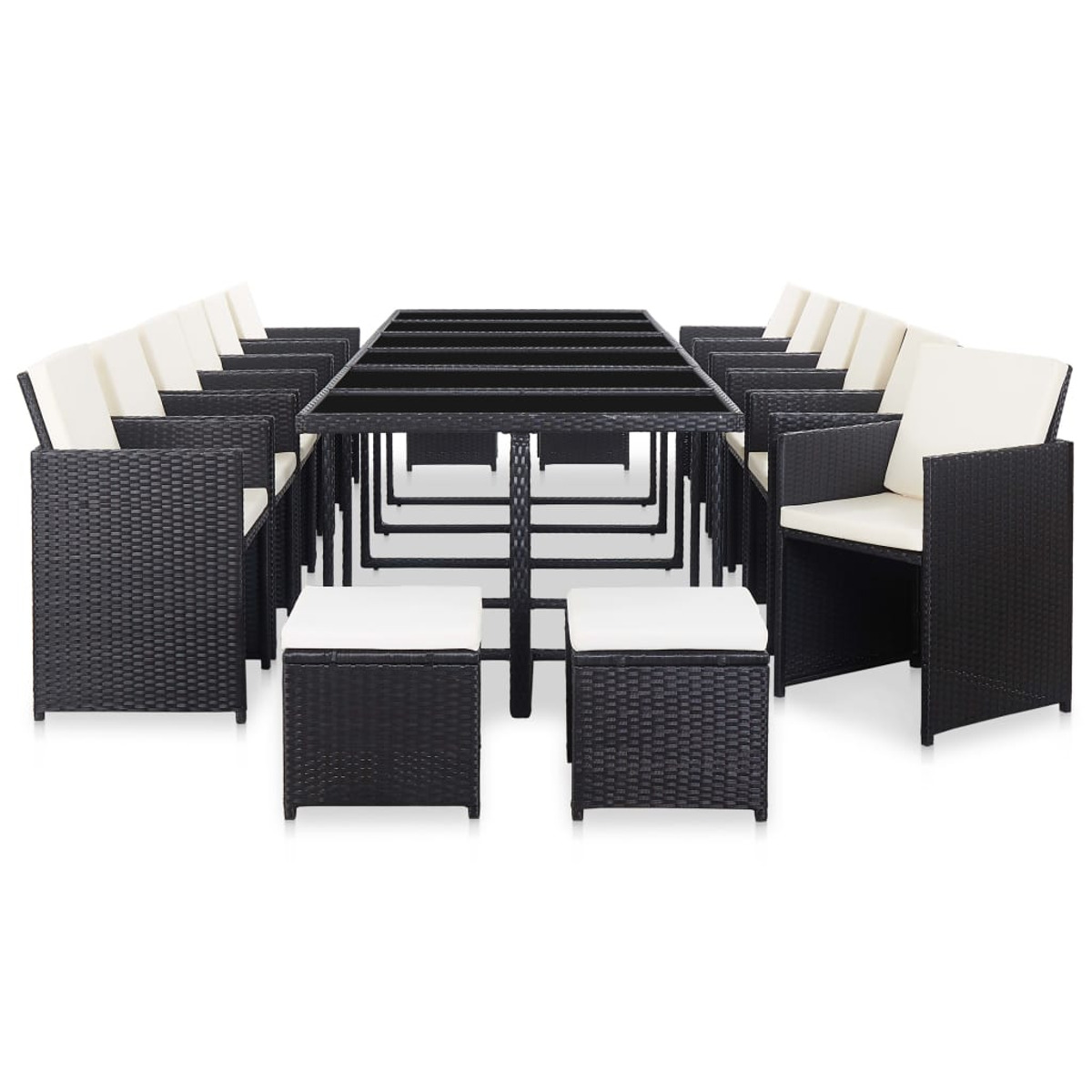 Schwarzes Rattan-Outdoor-Ess-Set. Enthält einen langen Tisch, Stühle mit Kissen und Hocker. Weißer Hintergrund.