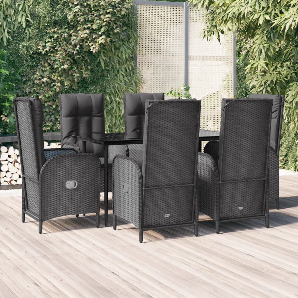 Ein dunkelgraues Ess-Set für den Außenbereich mit sechs Stühlen und einem Tisch auf einem Holzdeck mit Pflanzen.