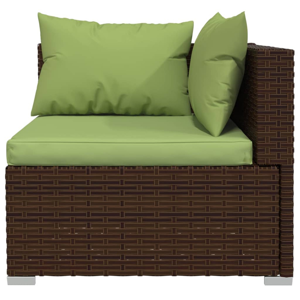 Ecksofa aus Korbgeflecht mit grünen Kissen auf weißem Hintergrund. Braunes Korbgeflecht.