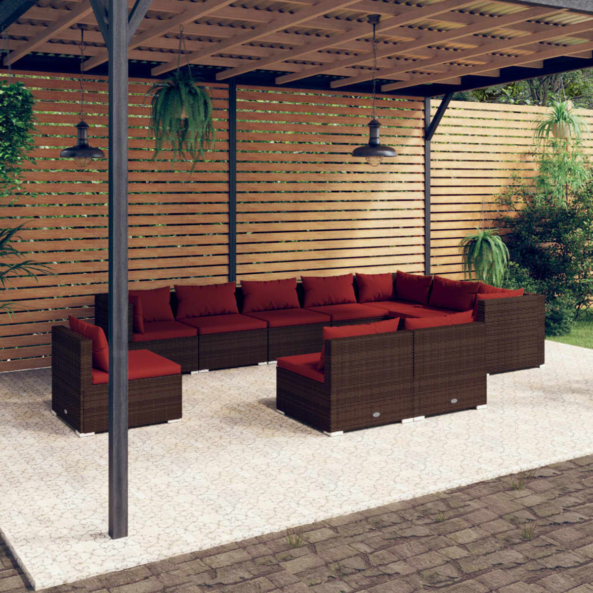 Braunes Outdoor-Korbsesselset mit roten Kissen unter einer Pergola.
