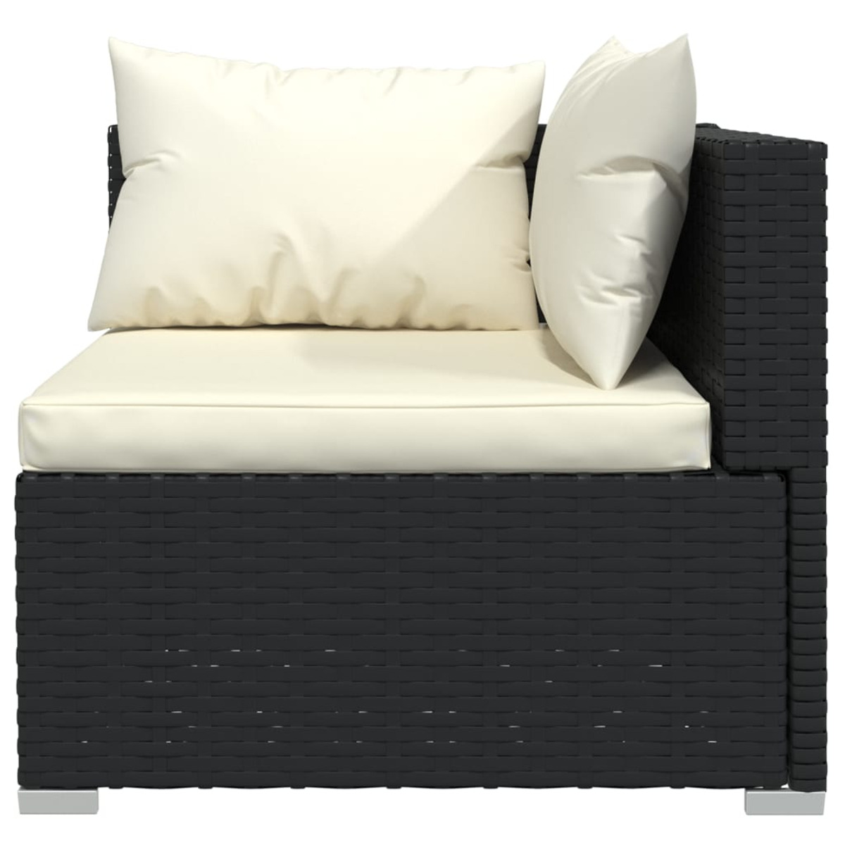 Schwarzer Rattan-Eckstuhl mit cremefarbenen Kissen und Kissen. Quadratisches Design mit Metallfüßen.