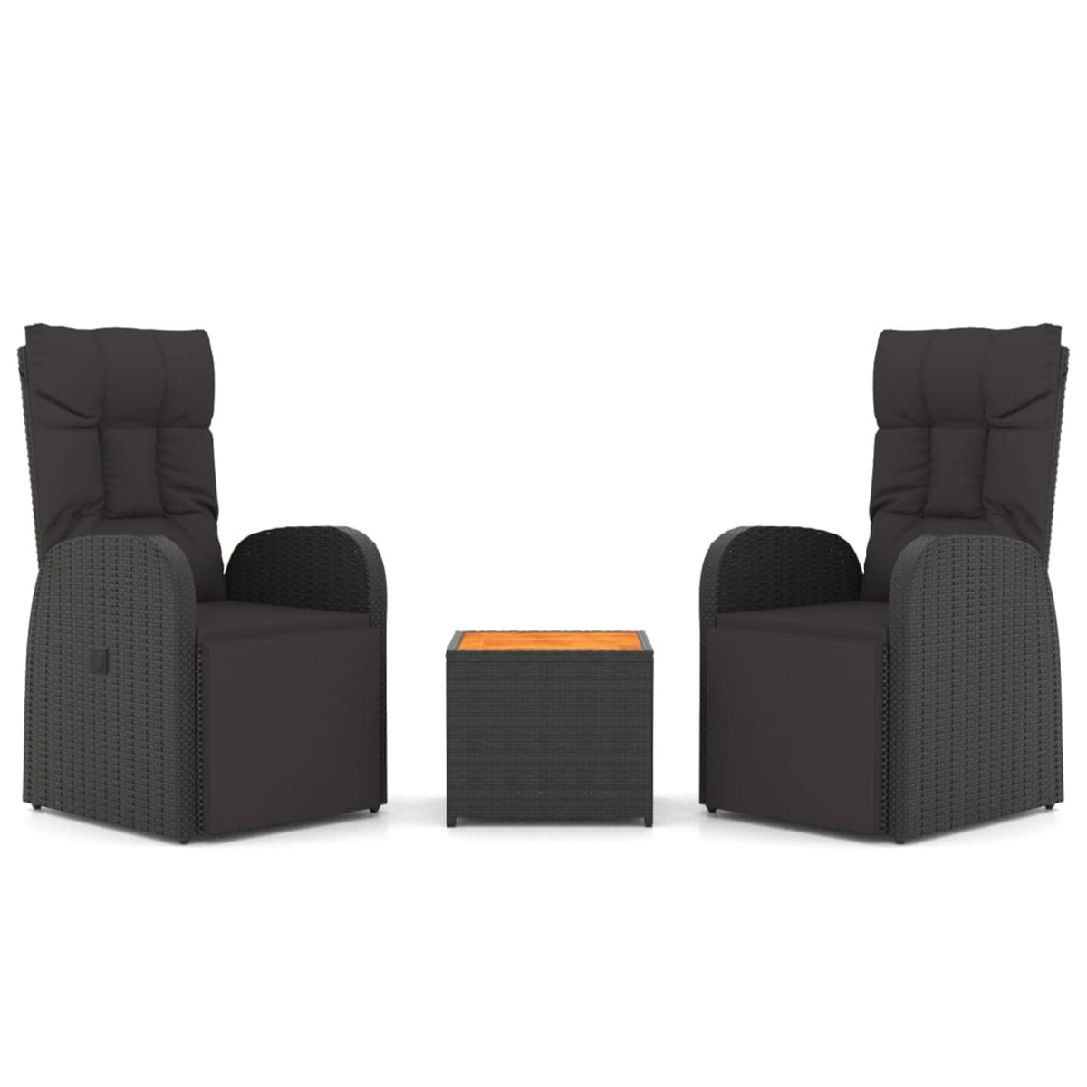 Zwei dunkle Liegestühle aus Korbgeflecht mit passendem Couchtisch. Weißer Hintergrund.