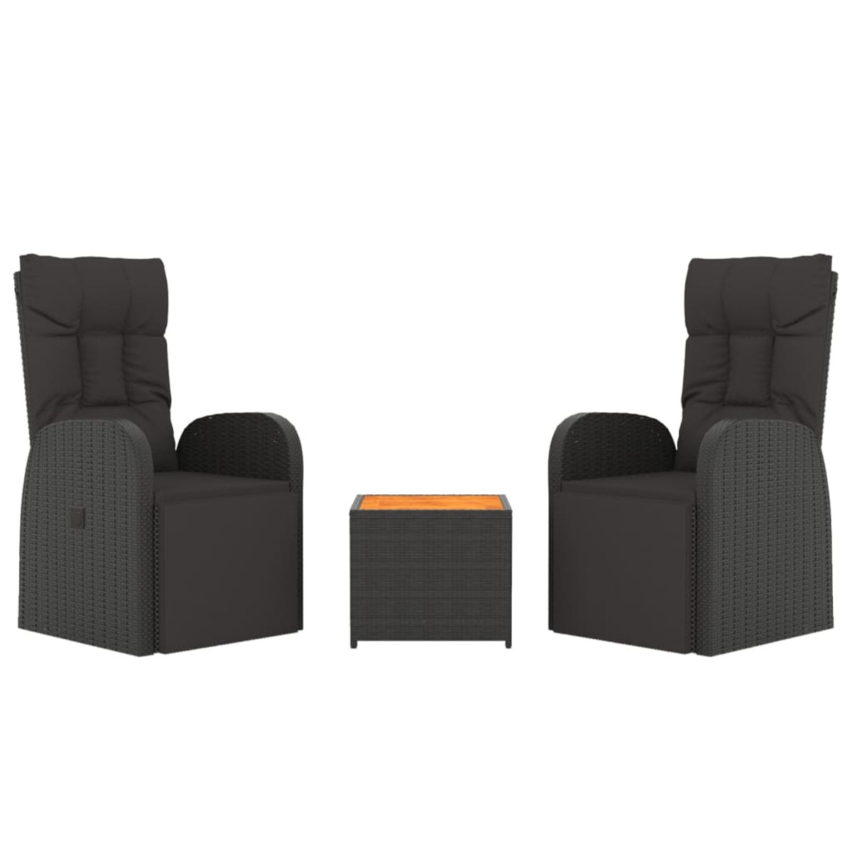 Zwei graue Rattan-Liegestühle und ein kleiner quadratischer Tisch, alles auf Weiß.