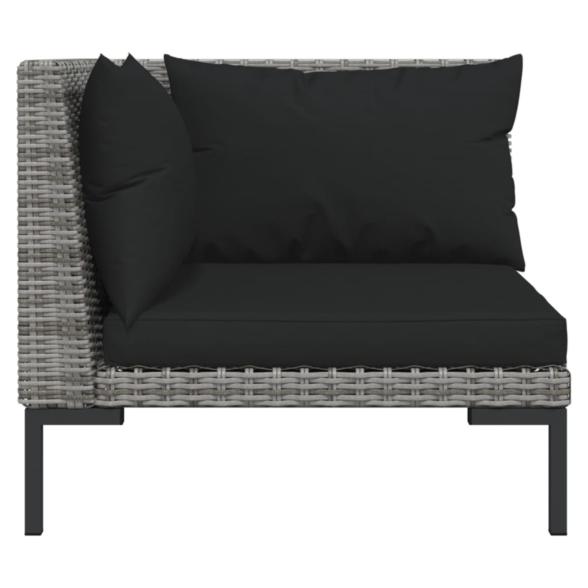 Graues Ecksofa aus Korbgeflecht mit schwarzen Kissen. Schwarze Metallbeine. Weißer Hintergrund.