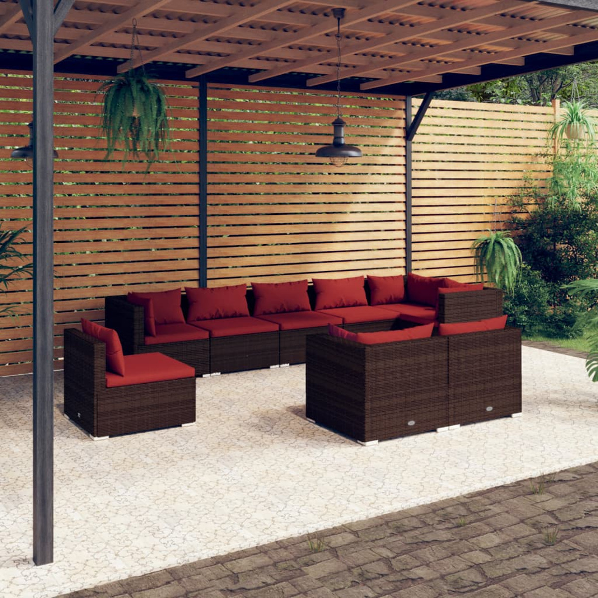 Braunes Rattan-Sofaset für den Außenbereich mit roten Kissen unter einer Holzpergola.