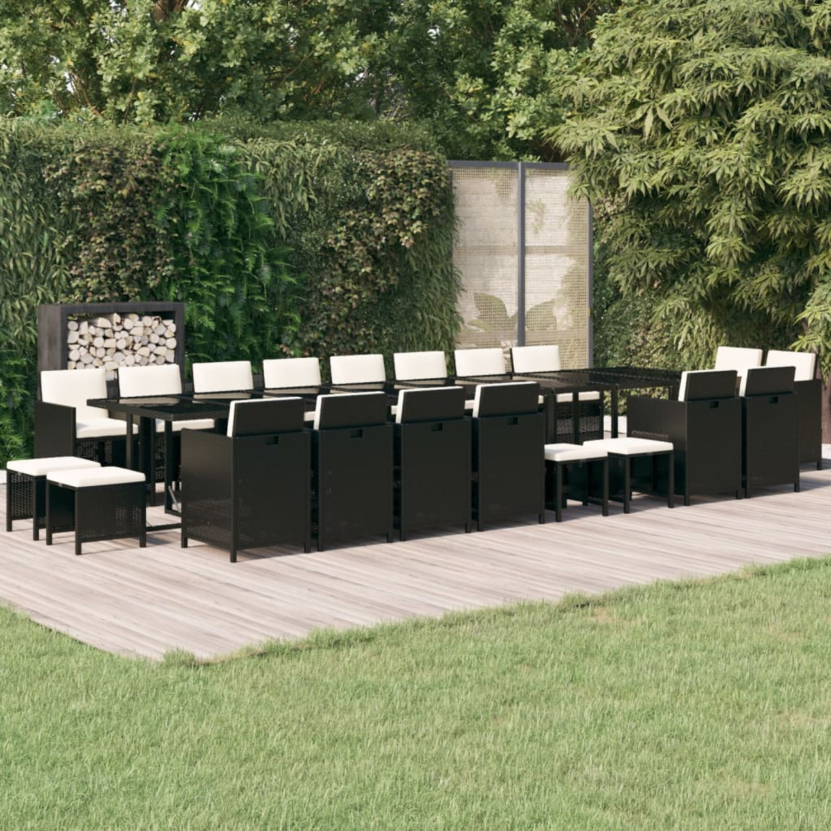 Outdoor-Essgruppe in Schwarz. Tisch, Stühle und Hocker auf Holzterrasse.