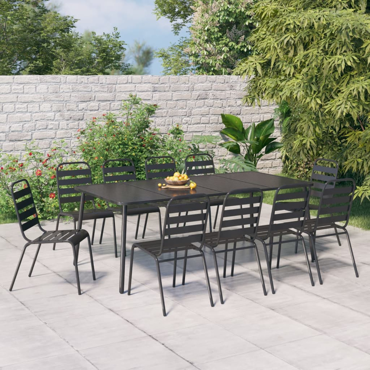Essgruppe für draußen mit schwarzem Tisch und sechs Stühlen auf einer Terrasse.