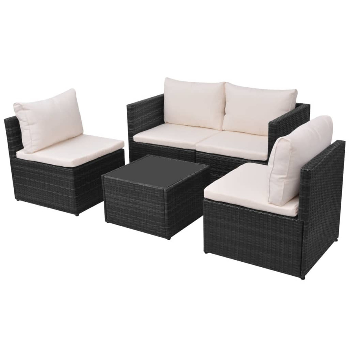 Ein schwarzes Rattan-Outdoor-Sofa-Set mit cremefarbenen Kissen und einem schwarzen quadratischen Couchtisch.