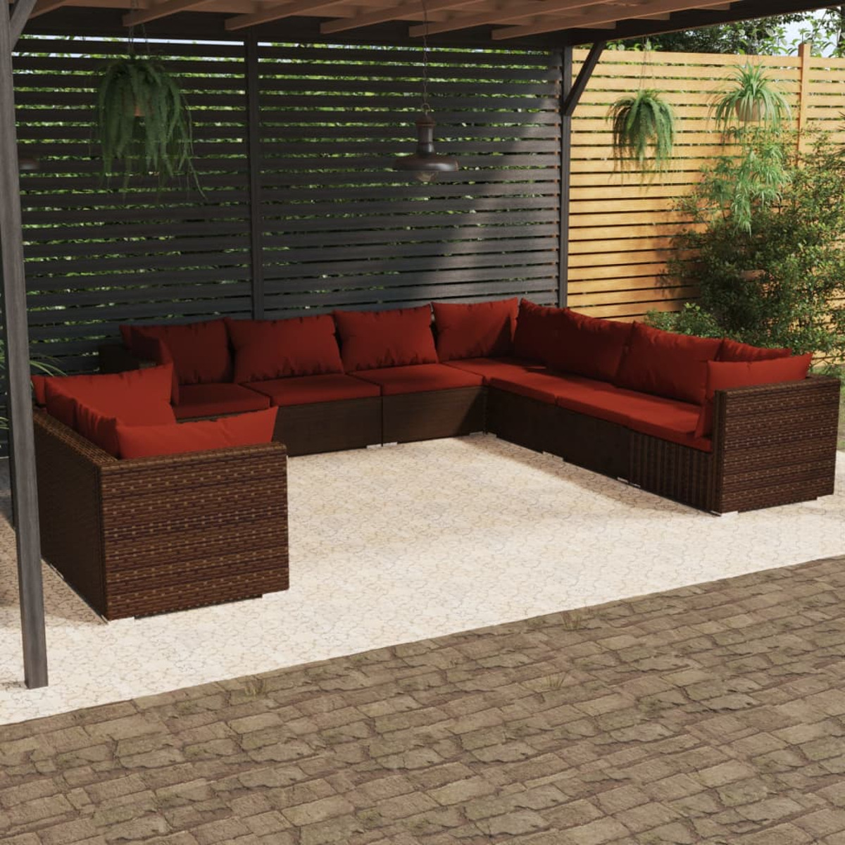 Sitzbereich im Freien mit braunem Ecksofa, roten Kissen und einer Pergola.