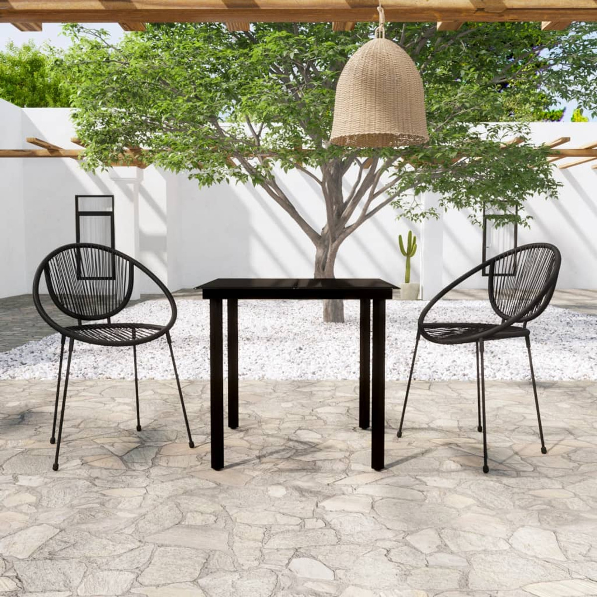 Terrassenmöbel-Set im Freien mit schwarzem Tisch, Stühlen und Hängeleuchte.