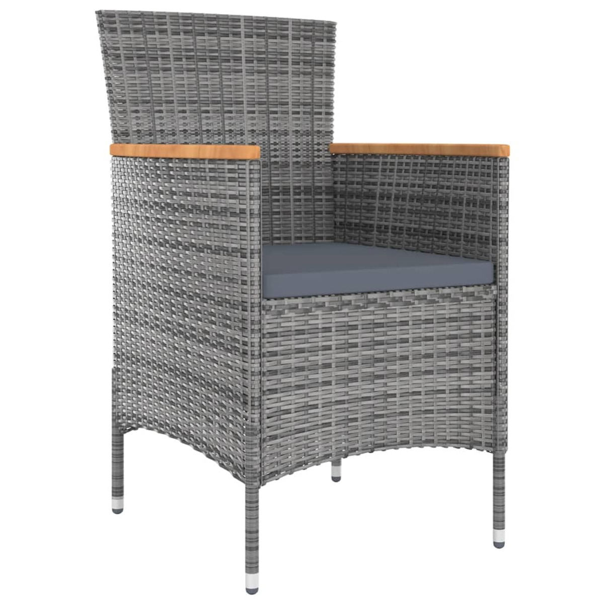 Grauer Rattan-Stuhl mit Armlehnen und dunklem Kissen. Holzarmlehnen.