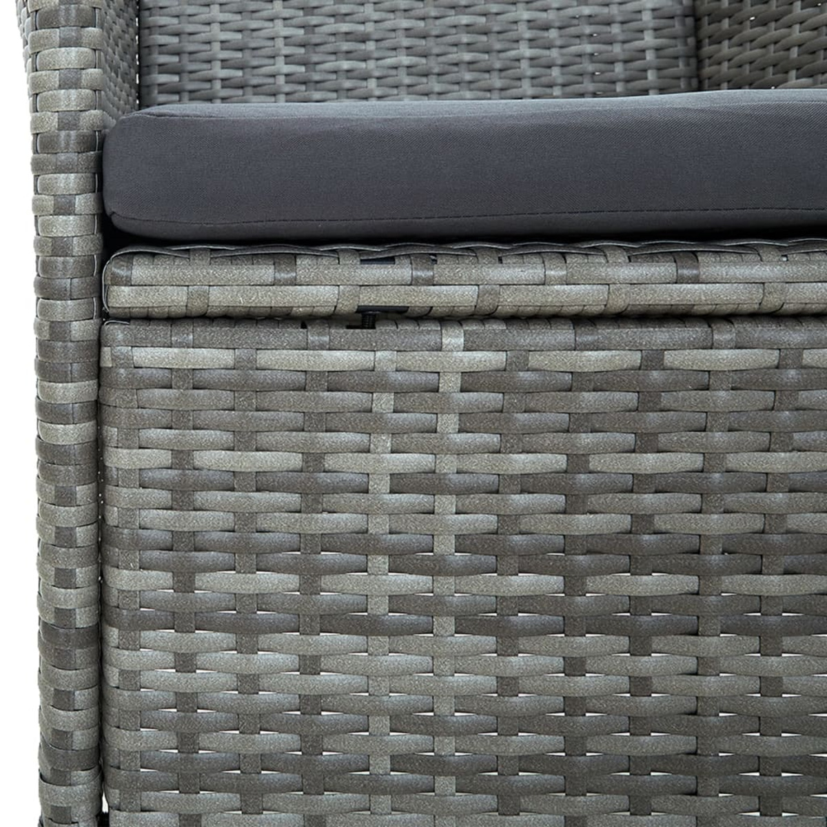 Nahaufnahme von grauen Rattanmöbeln. Zeigt die gewebte Textur und das graue Kissen. Detail des Gewebes.