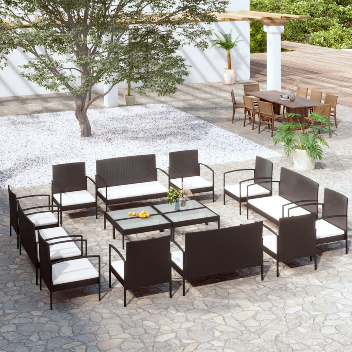 Ein Terrassenmöbel-Set mit vielen Stühlen und einem Tisch mit Glasplatte.