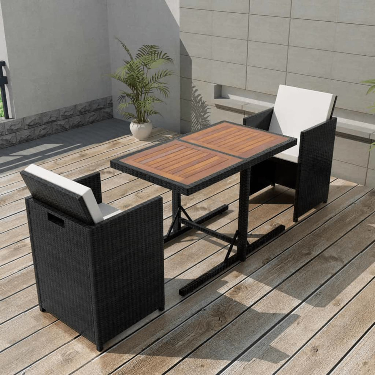 Schwarzer Korbtisch und Stühle. Holzterrasse. Weißes Kissen. Sonniger Tag.