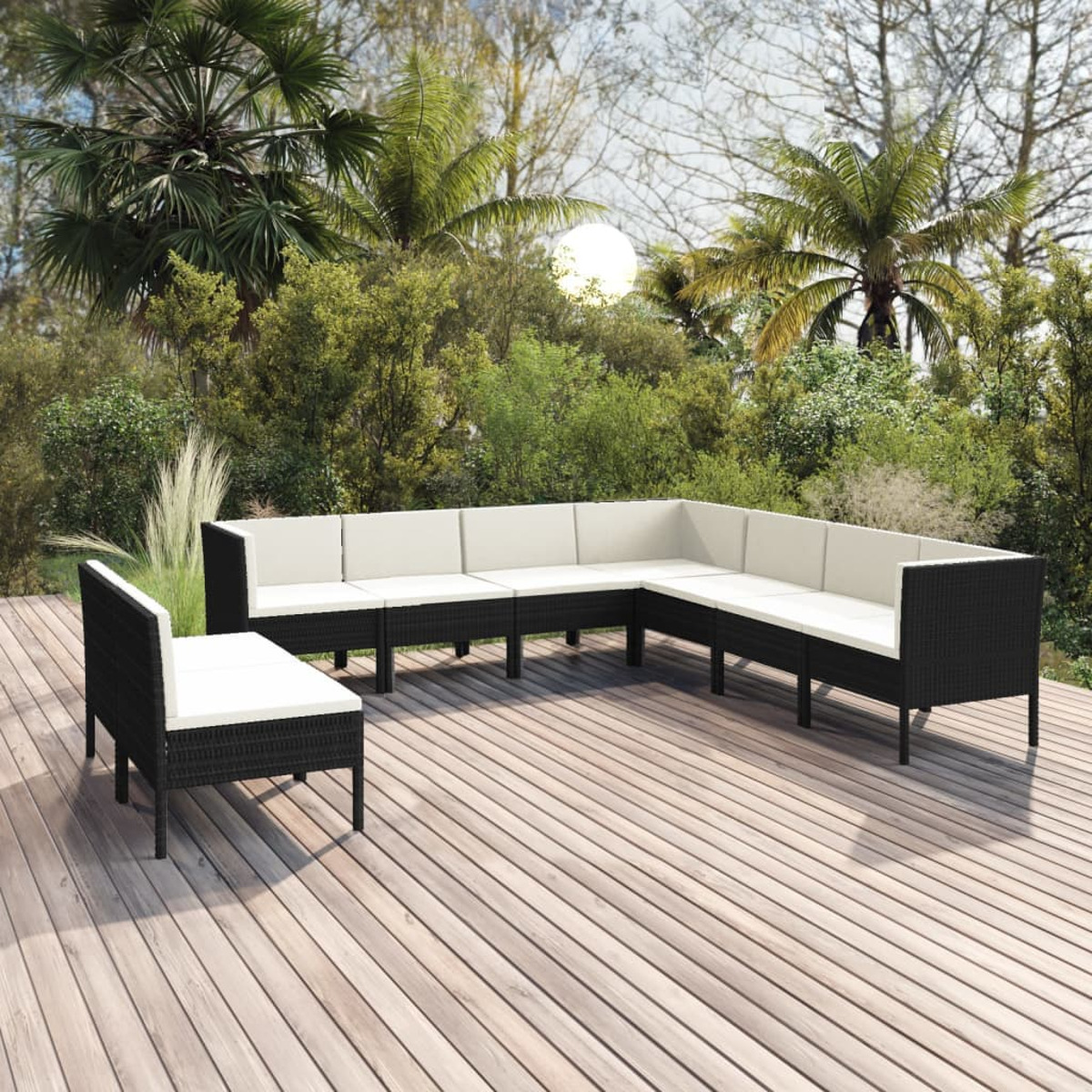 Schwarzes Outdoor-Sofa-Set mit weißen Kissen auf Holzdeck, Palmen.