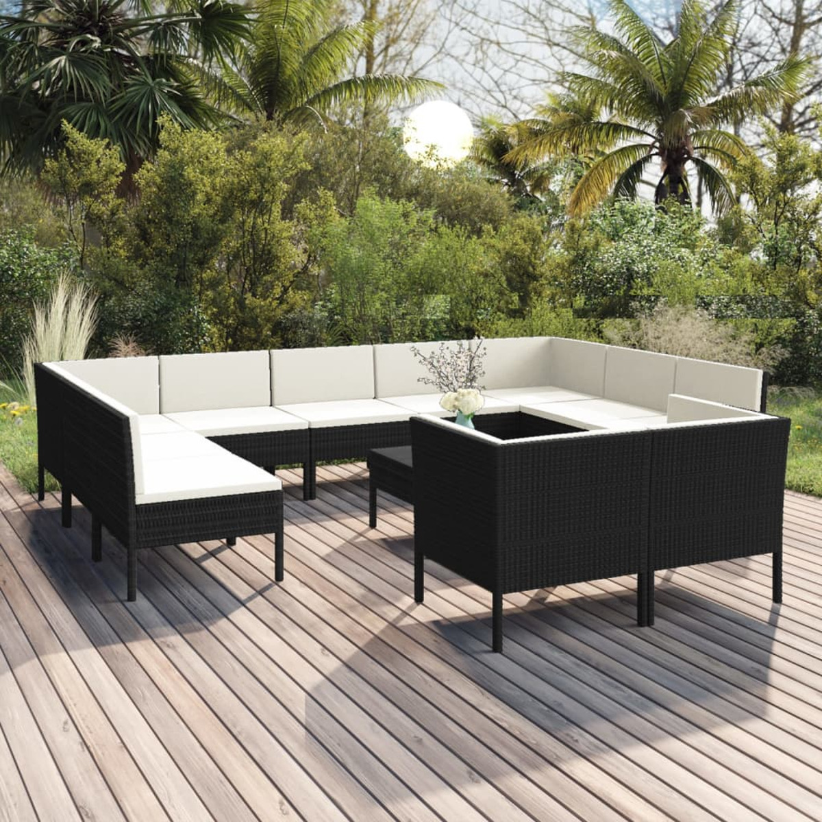 Rattan-Sofa-Set im Freien im Garten. Schwarz mit weißen Kissen. Holzterrassen-Hintergrund.