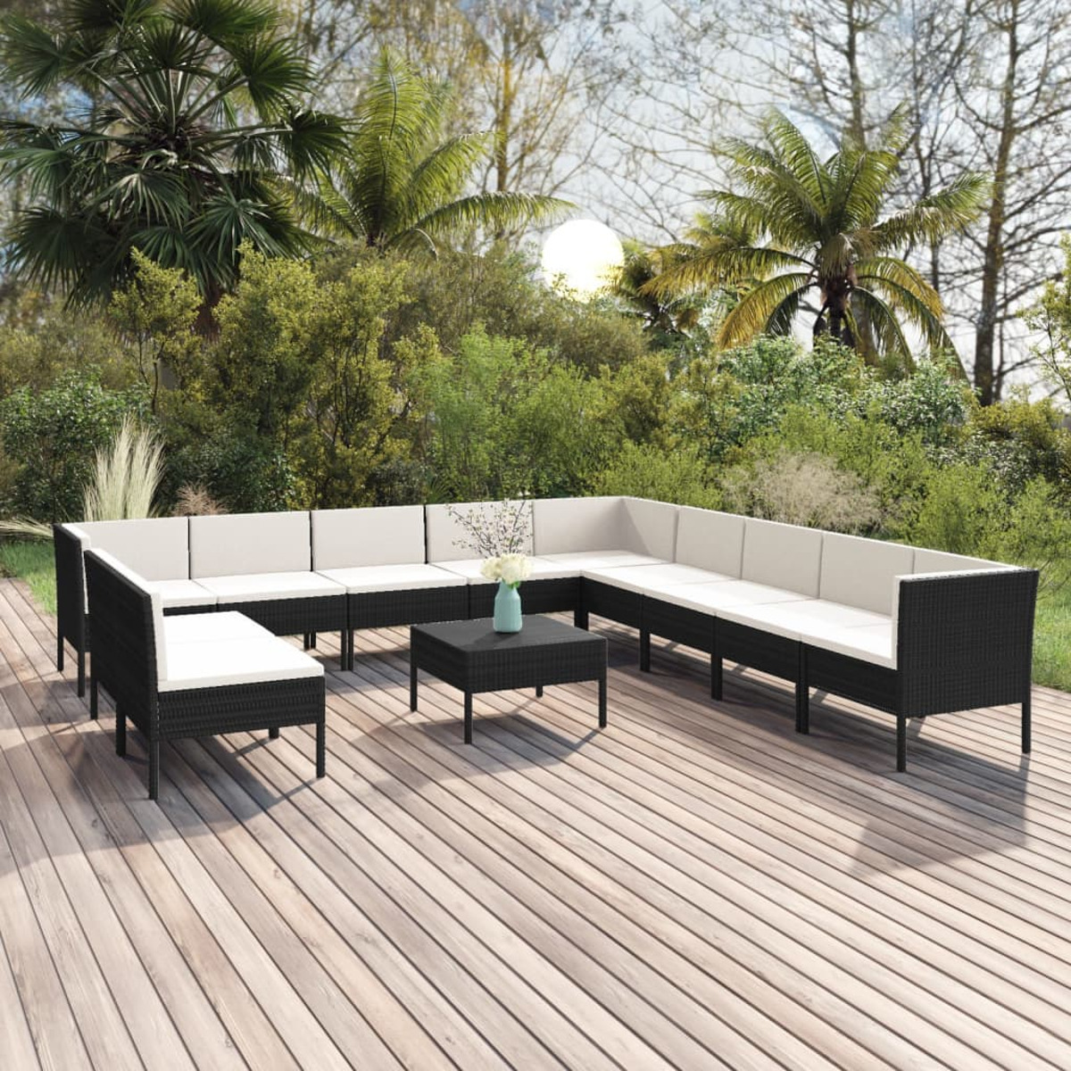 Großes Outdoor-Ecksofa mit schwarzen Kissen, schwarzem Couchtisch auf einer Holzterrasse.