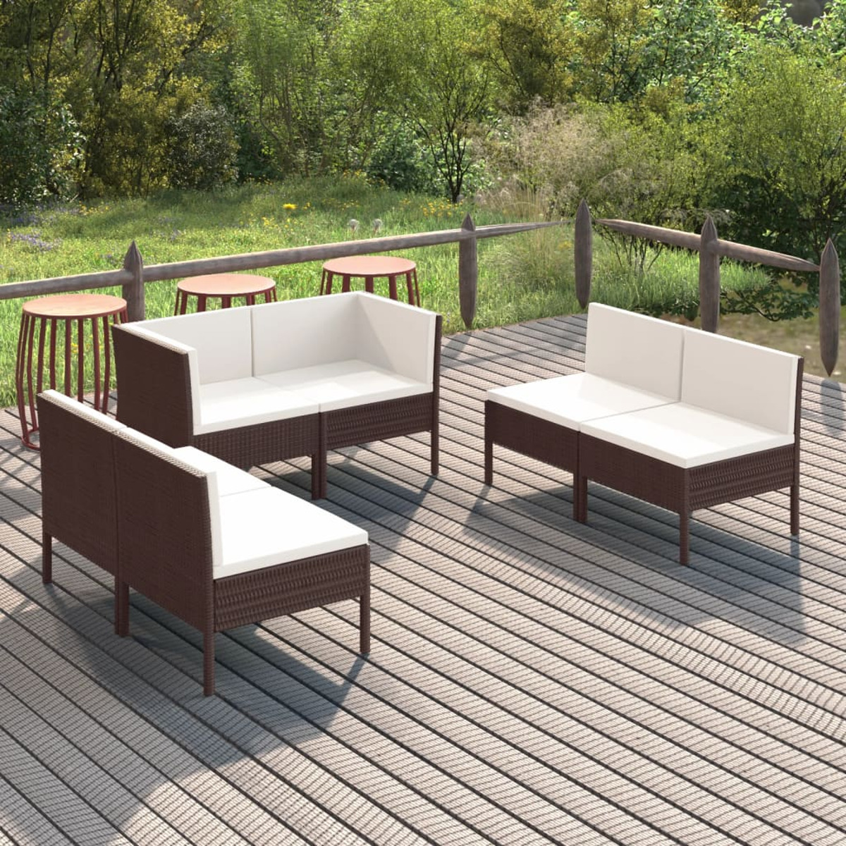 Outdoor-Sitzgruppe auf Holzterrasse. Brauner Rahmen, weiße Kissen und Tisch.