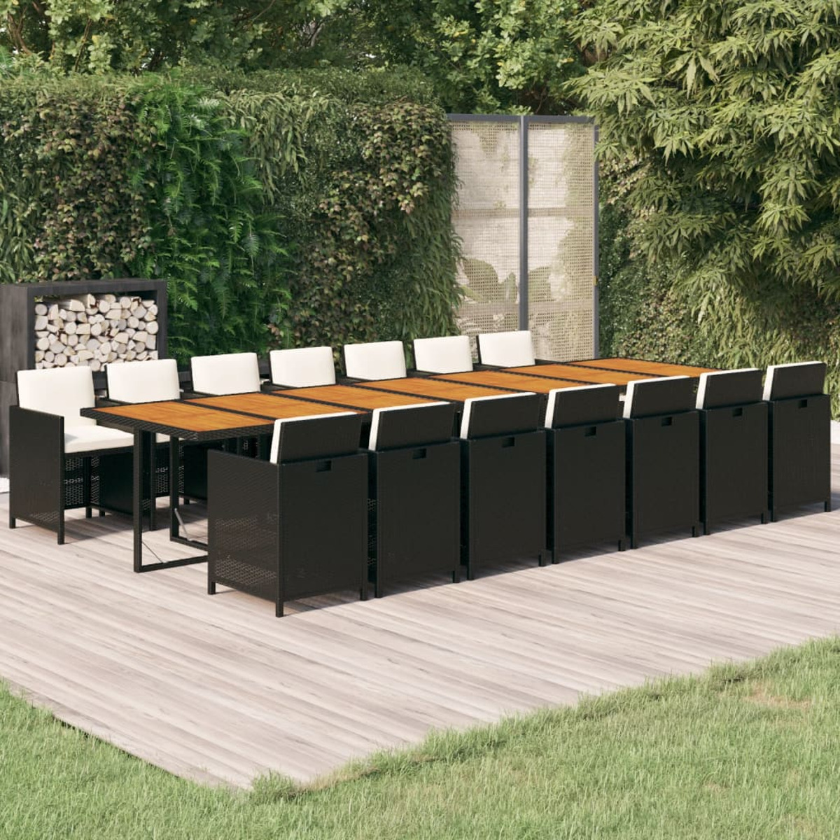 Essgruppe für den Außenbereich mit langem Tisch und Stühlen auf Holzterrasse.