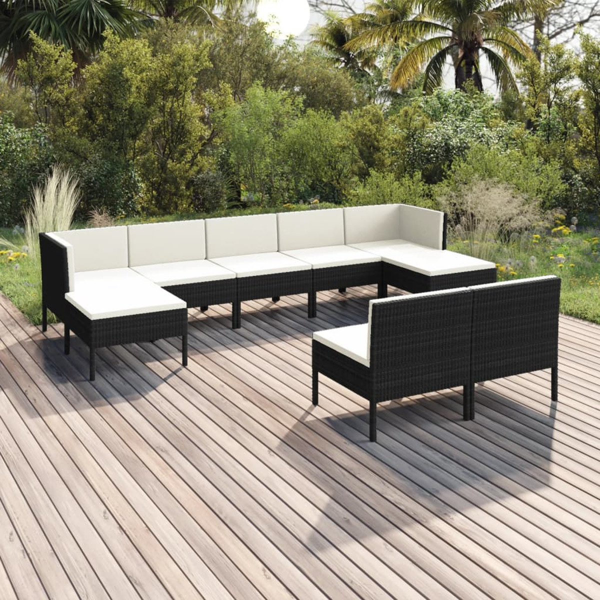 Ein schwarz-weißes Terrassenset auf einem Holzdeck. Es gibt mehrere Sitzbereiche.