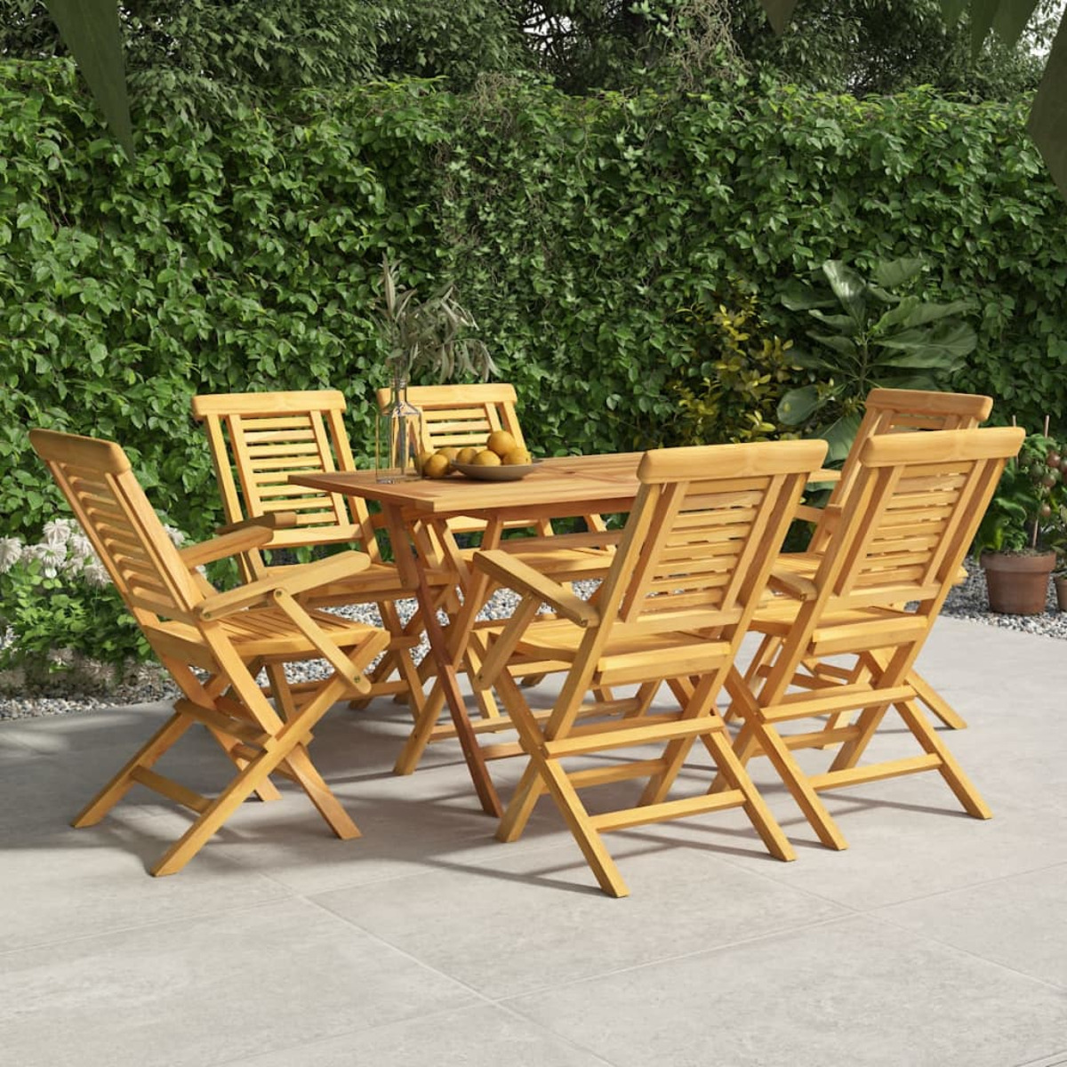 Outdoor-Esstisch-Set aus Holz mit Tisch und Stühlen, im Garten.