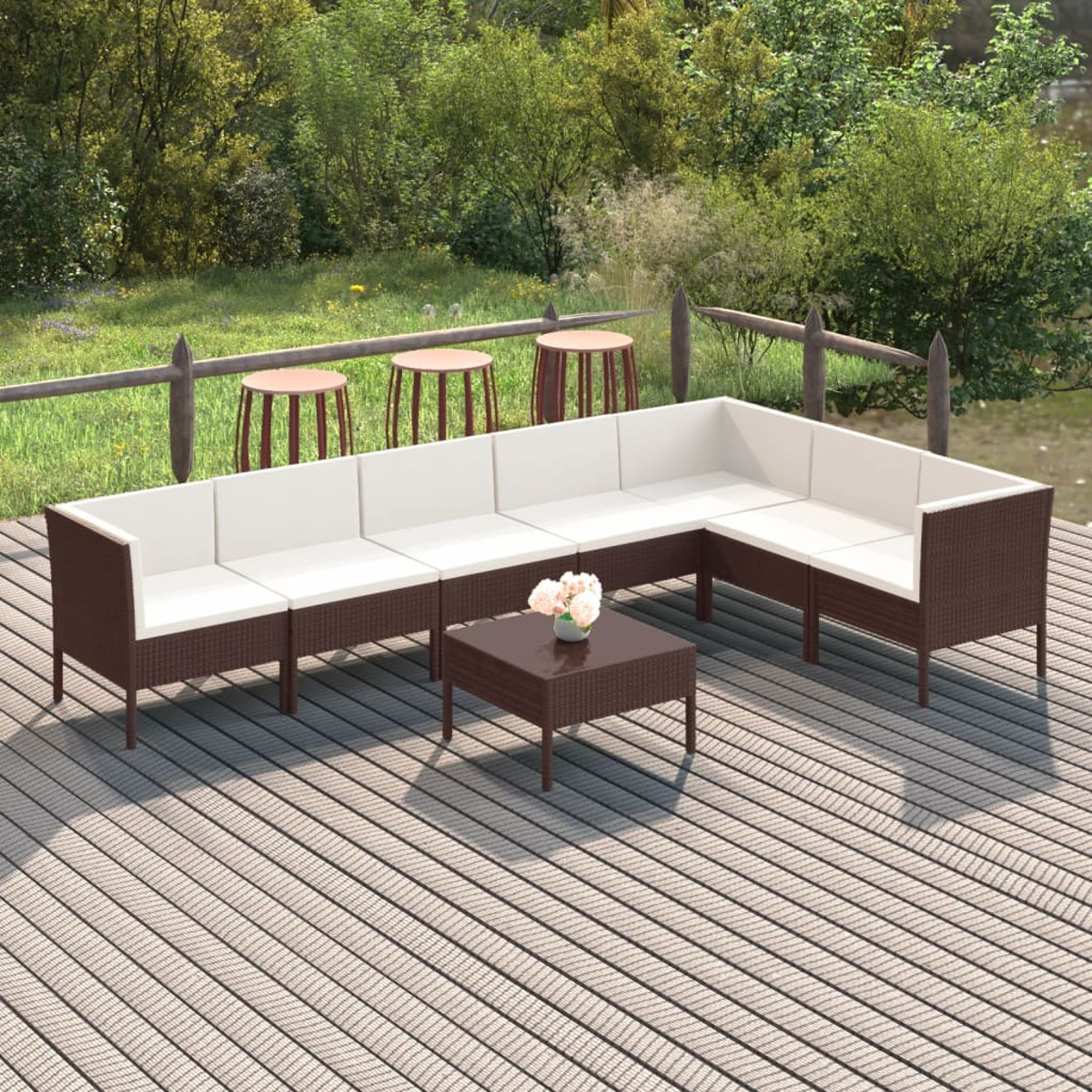 Outdoor-Ecksofa mit weißen Kissen, braunem Rahmen und einem braunen Couchtisch. Grüner Hintergrund.