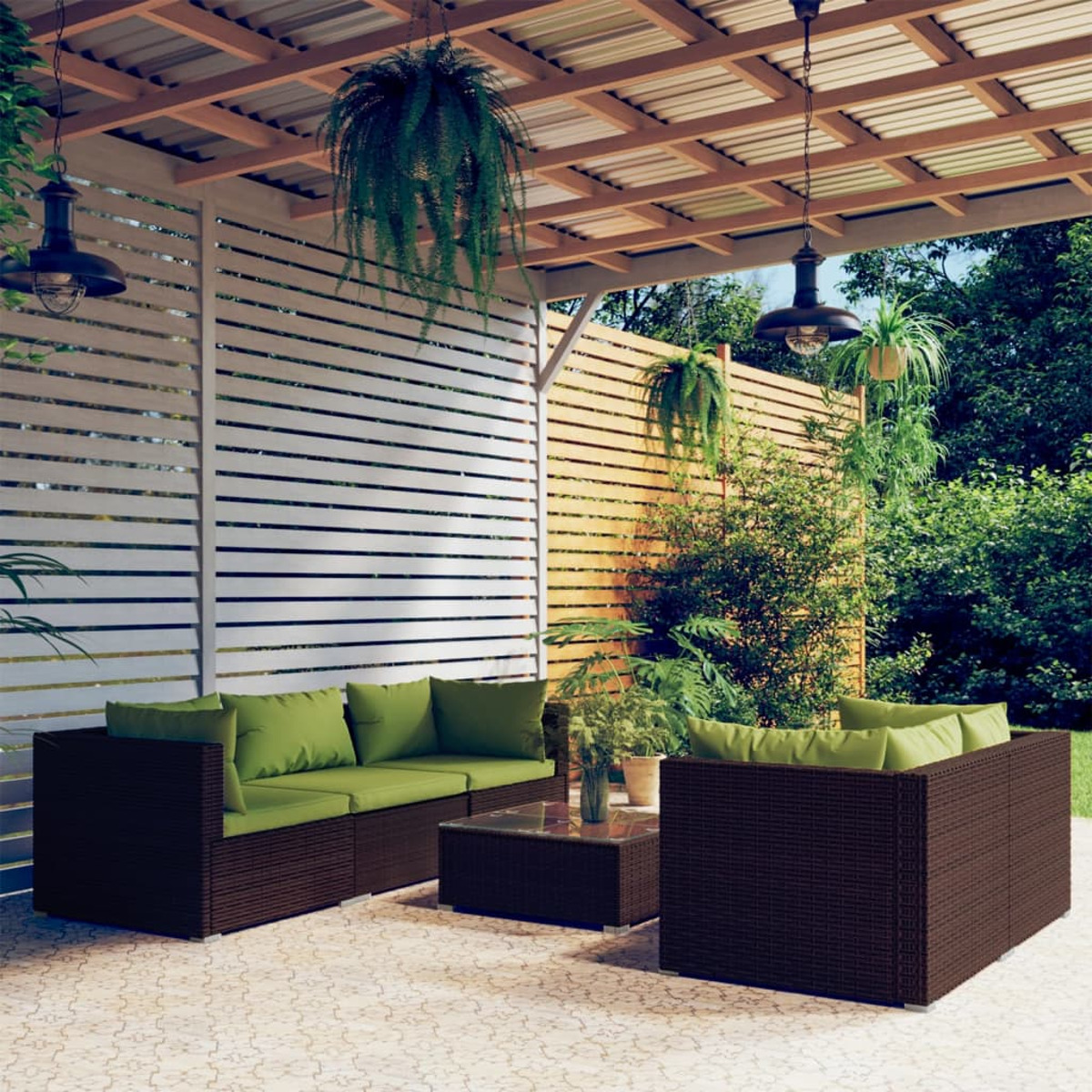 Terrasse im Freien mit braunen Rattanmöbeln, grünen Kissen und Hängepflanzen. Sonnig.