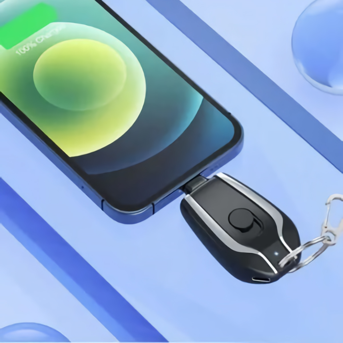 Un cargador portátil negro conectado a un teléfono. El teléfono muestra una carga del 100%.