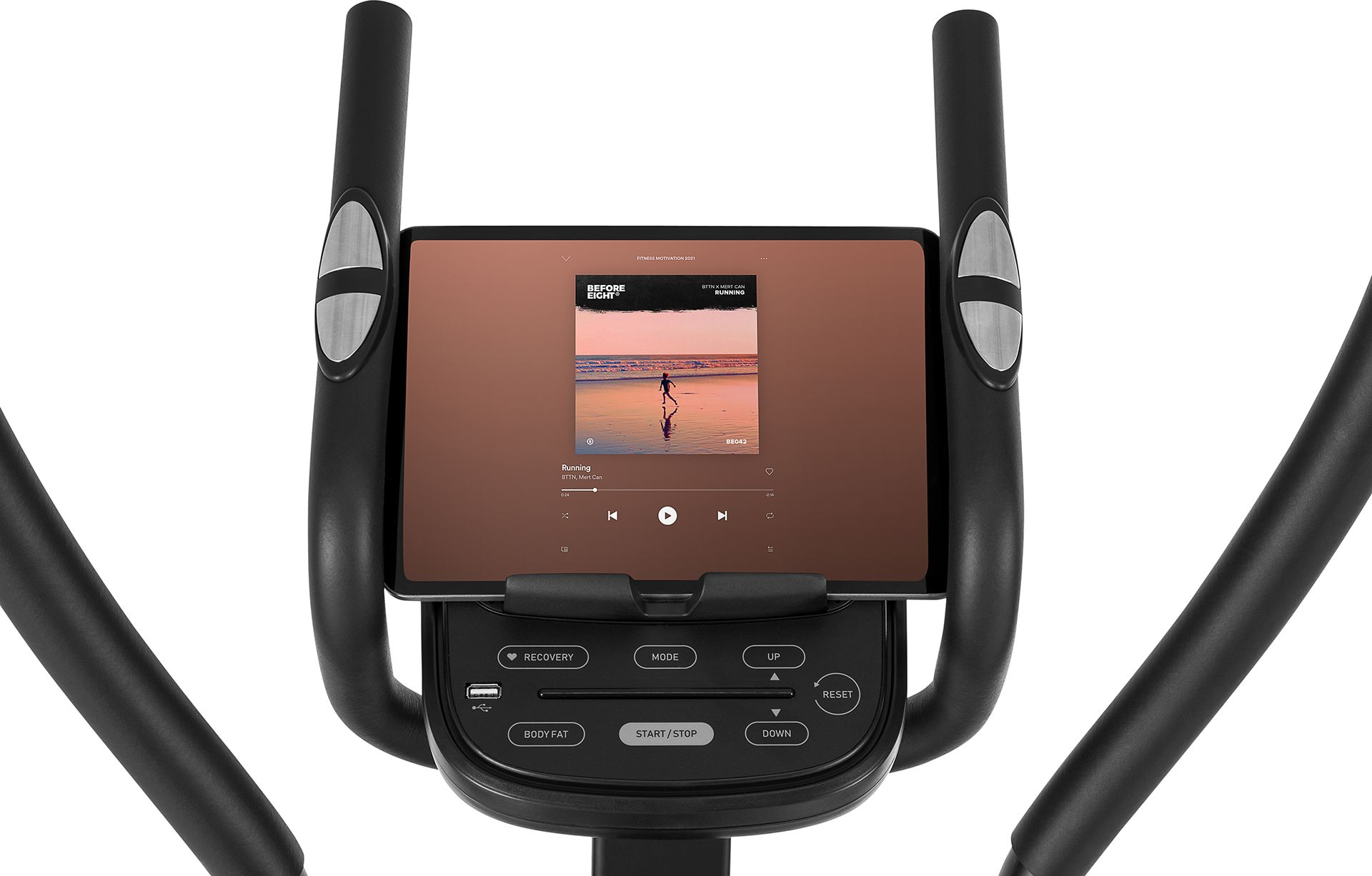 Konsole einer Ellipsenmaschine, die ein Tablet mit einer Benutzeroberfläche für eine Lauf-App anzeigt.