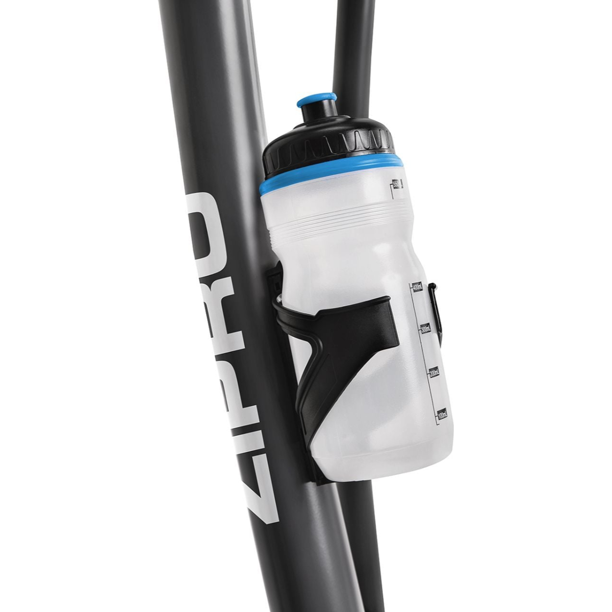 Eine Wasserflasche in einem schwarzen Halter, der an einem schwarzen Fahrradrahmen befestigt ist.