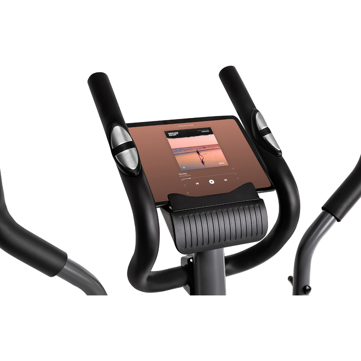 Nahaufnahme der Konsole eines Heimtrainers mit einem Tablet, das eine Strandszene und Musiksteuerungen zeigt.