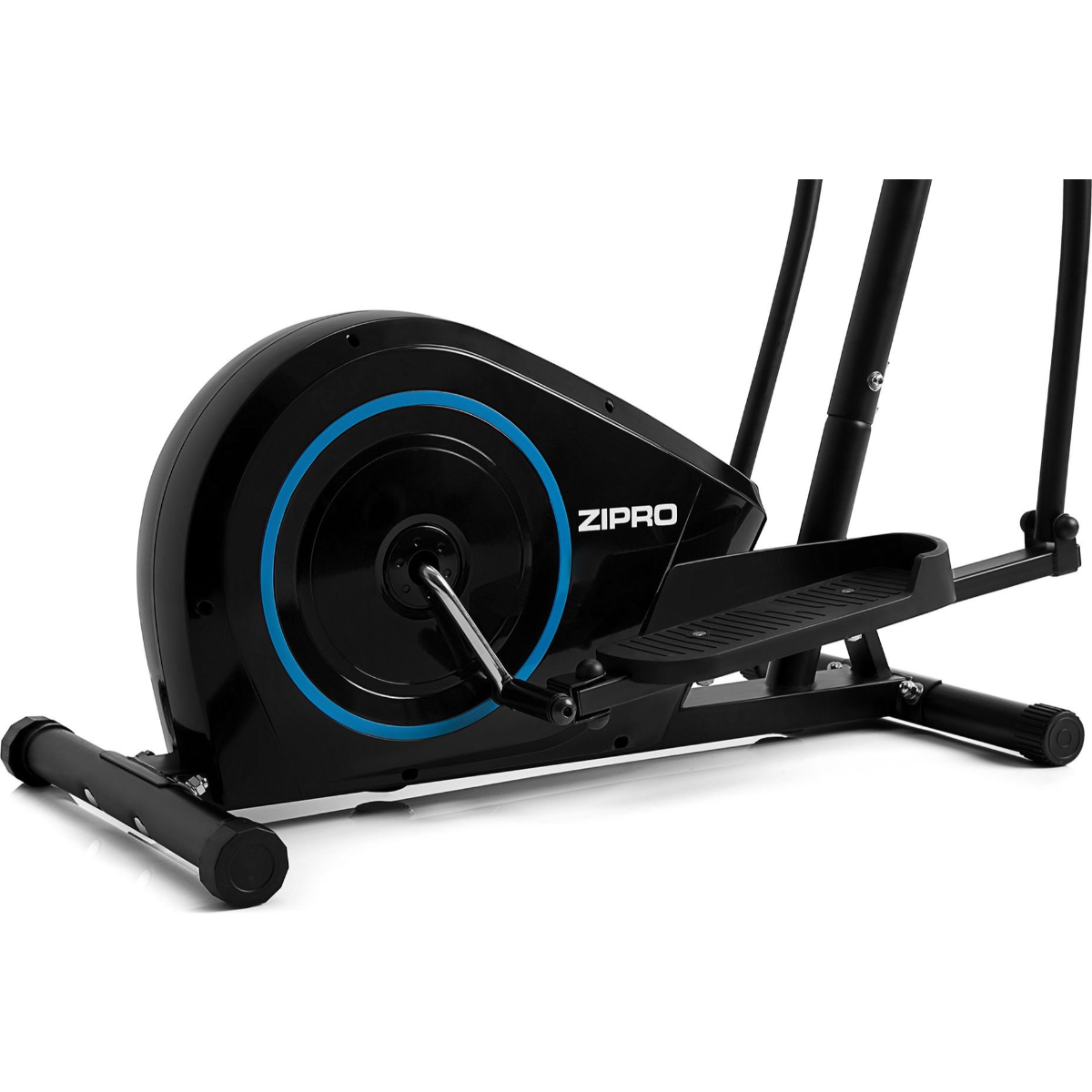 Entrenador elíptico, negro y azul. Primer plano de la rueda y los pedales. Fondo blanco.