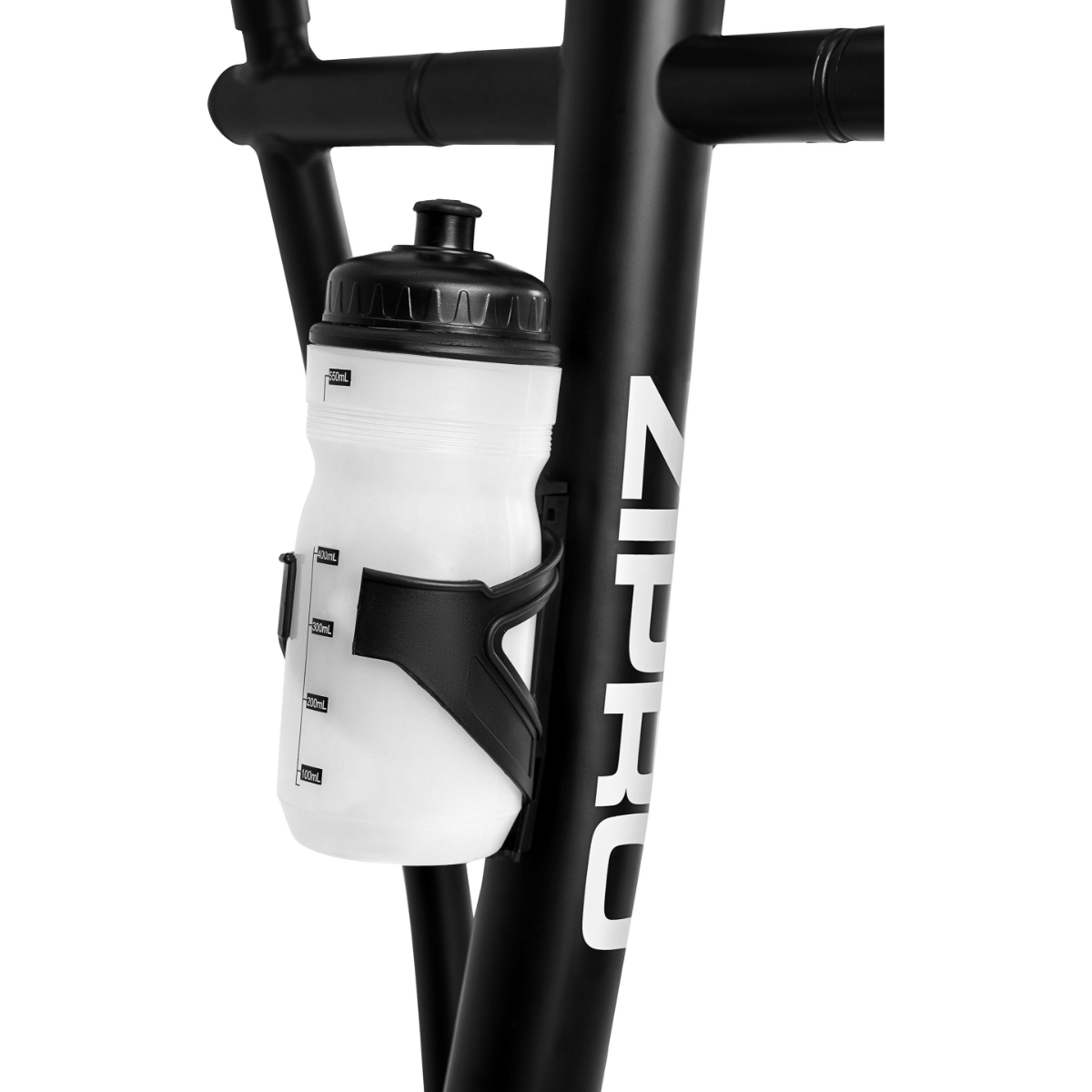Una botella de agua blanca en un soporte negro, sujeta a un cuadro de bicicleta estática negro.