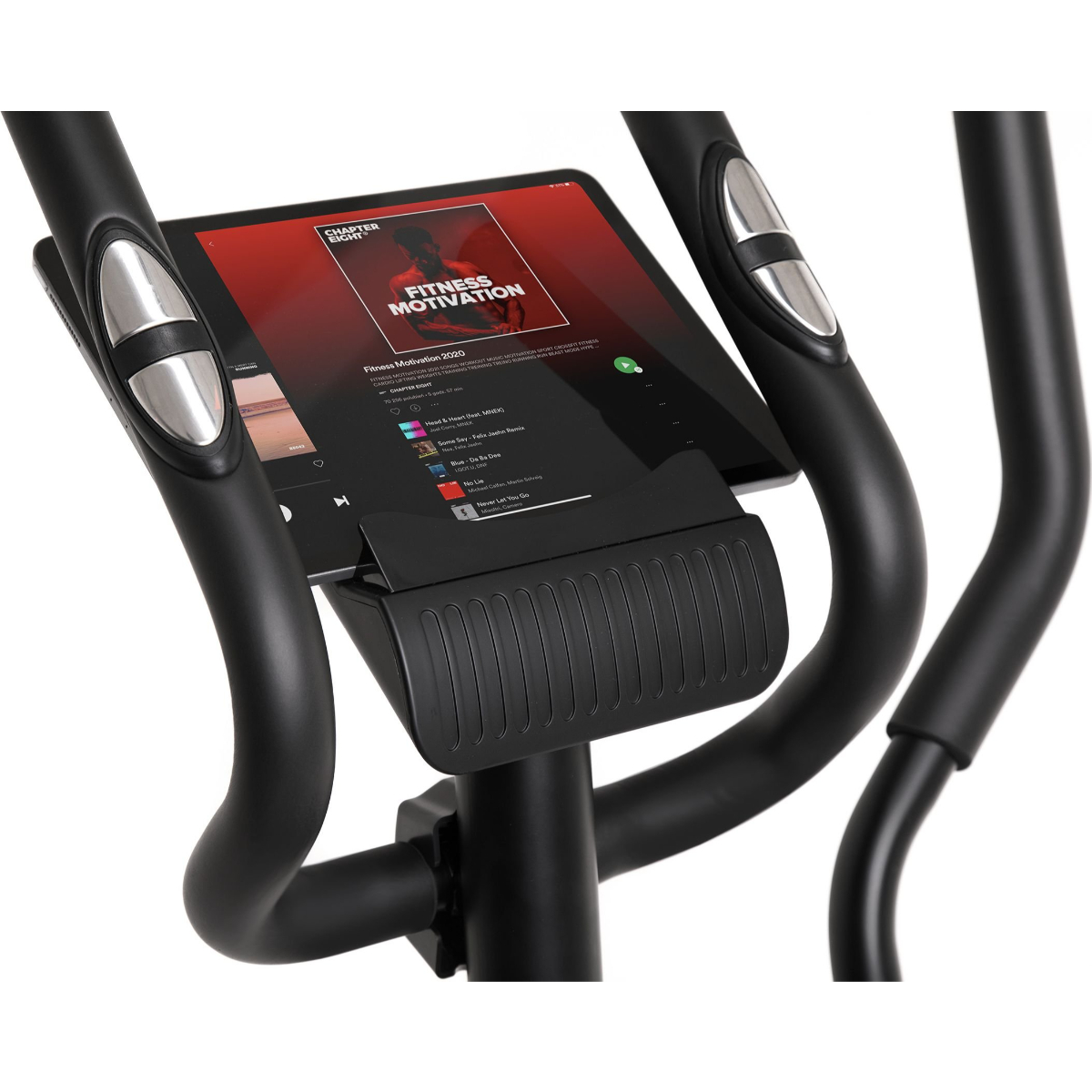 Máquina elíptica negra con tableta mostrando contenido de fitness. Mangos negros y controles plateados. Fondo blanco.