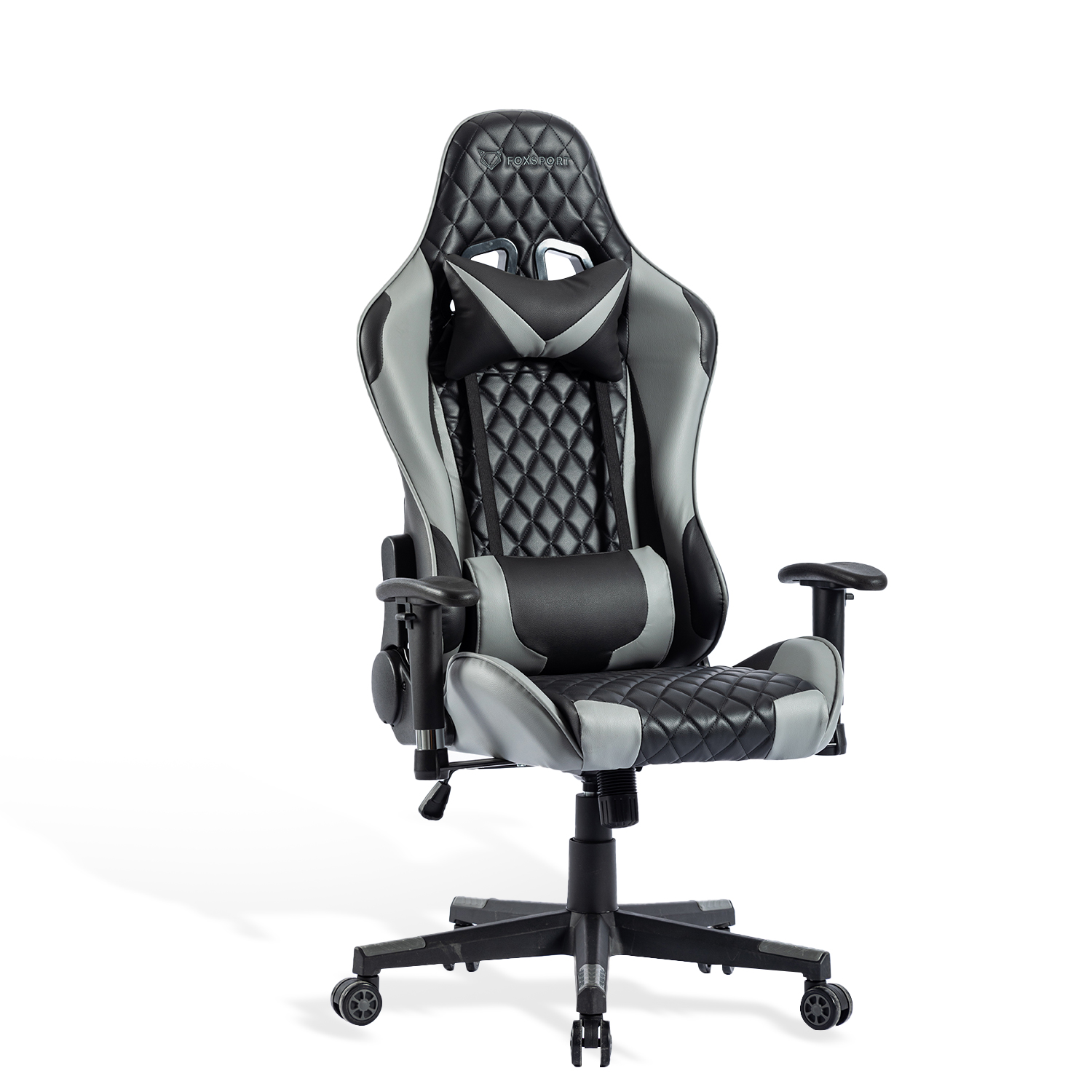 Una silla gamer negra y gris sobre un fondo blanco. La silla tiene respaldo alto y reposabrazos.
